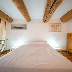Air-conditioned Loft In The Heart Of The Old Port Apartment
